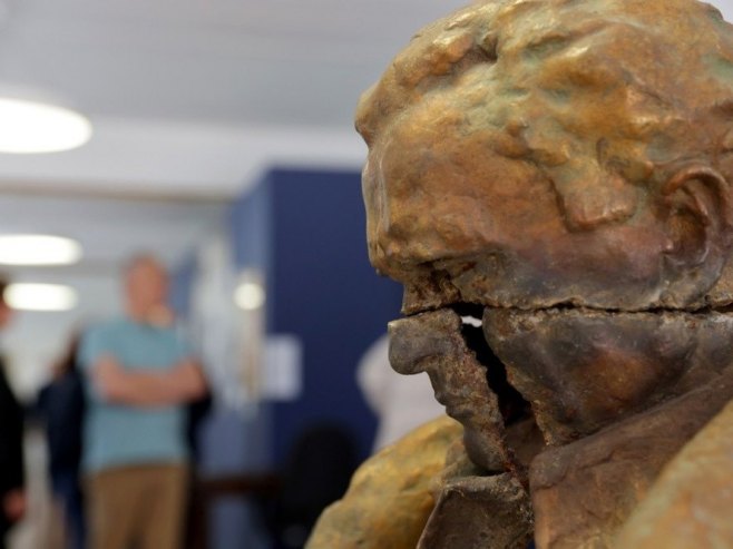 Велење: Са споменика Јосипу Брозу Титу одрубљена глава