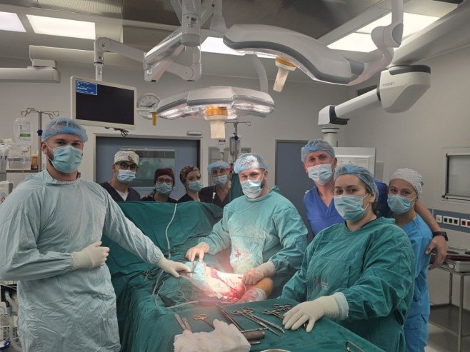 УКЦ Српске: Успјешно изведен сложен захват уклањања тумора наткољенице