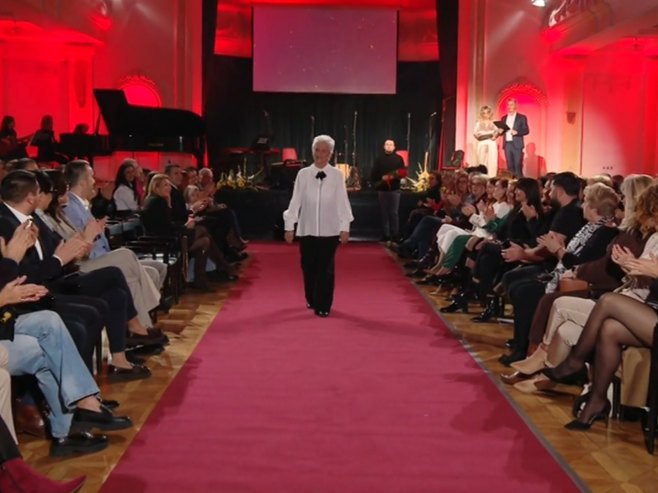 Модна ревија "Баш по мјери" - Љепоте треће животне доби засијаће на писти (ВИДЕО)