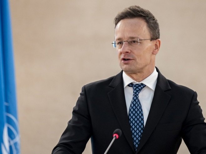 Сијарто: Кијев наставља да крши људска права Украјинаца