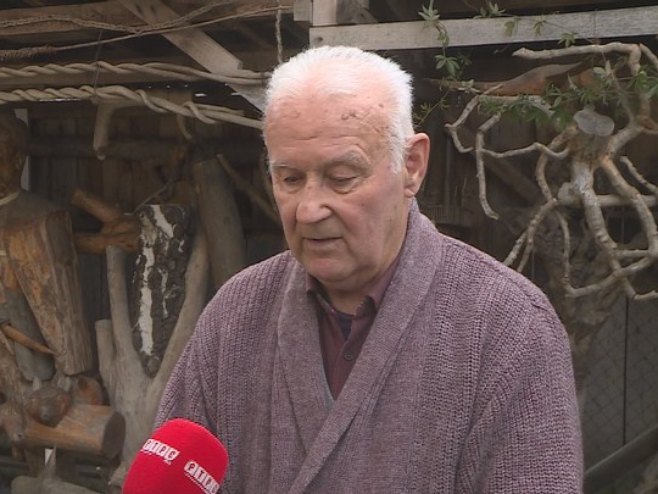 82-годишњи Душан Лепир из Српца већ деценијама из природе извлачи умјетност; Комаде дрвета претвара у јединствене фигуре (ВИДЕО)