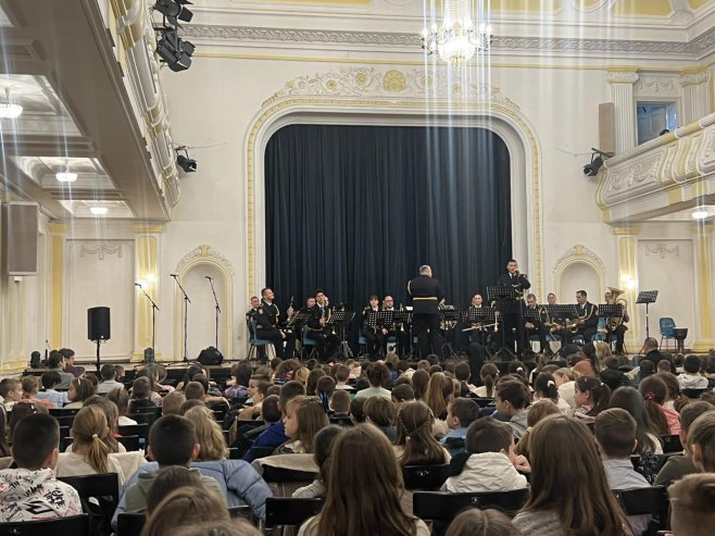 Одржан концерт Полицијског оркестра Српске за ученике основних школа из Бањалуке (ВИДЕО)