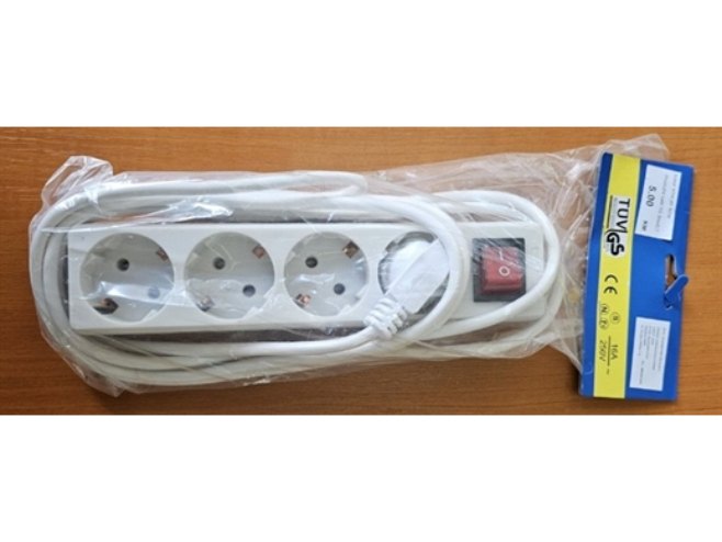 Повучени продужни кабл са четири утичнице и два држача за цуцле