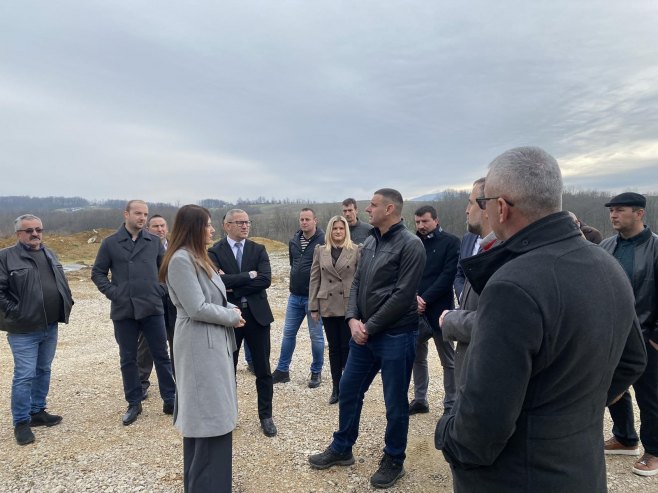 Кузмићева у обиласку радова на изградњи нове мљекаре у Прњавору (ФОТО)