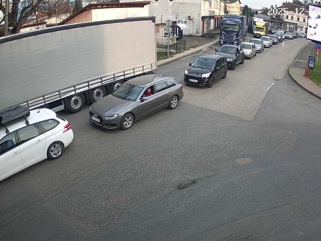 Појачан саобраћај на прелазима Градишка, Градина и Велика Кладуша