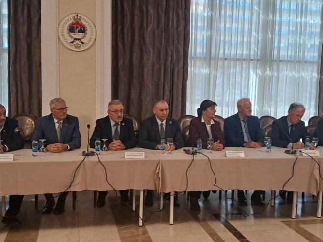 Минић са представницима организација проистеклих из рата Минић са представницима организација проистеклих из рата - Фото: РТРС