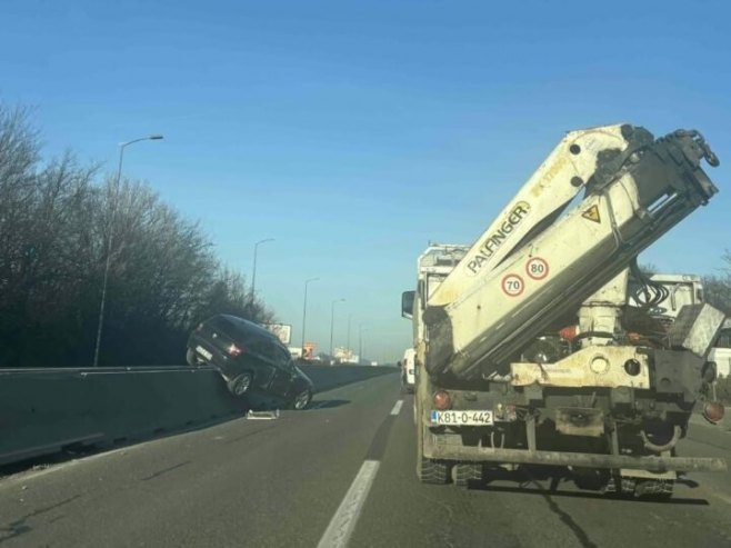 Саобраћајна незгода на брзој цести Бањалука-Градишка, аутомобил завршио на бетонској огради