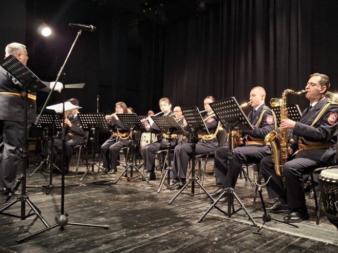 Полицијски оркестар Српске одржао концерт за ученике у Мркоњић Граду (ФОТО)