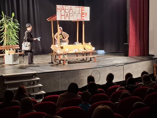 Ученици школе у Мркоњић Граду извели представу за дјецу "Стилска коректура" Ученици школе у Мркоњић Граду извели представу за дјецу "Стилска коректура"