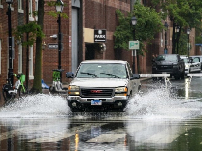 Обилне кише у Вашингтону, хиљаде потрошача без струје