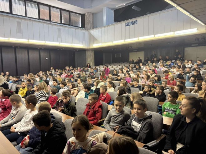 Полицијски оркестар МУП-а Српске организовао концерт за ученике добојских основних школа Полицијски оркестар МУП-а Српске организовао концерт за ученике добојских основних школа - Фото: РТРС