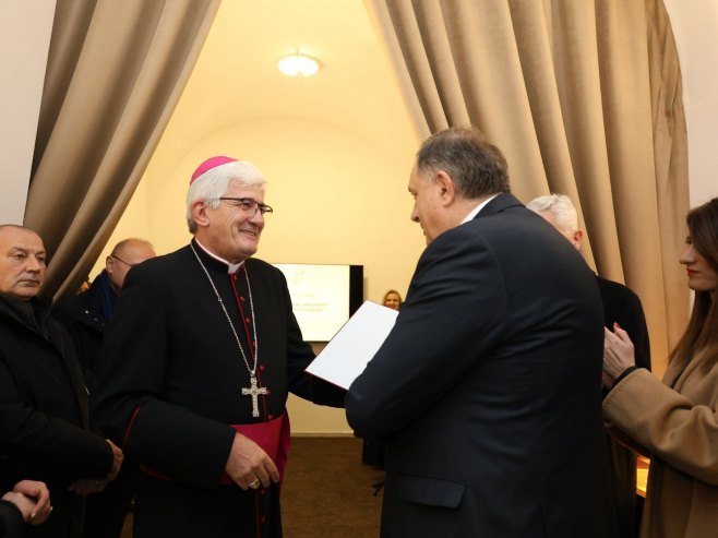 Додик: Почаствован сам захвалницом коју ми је уручио бискуп Жељко Мајић