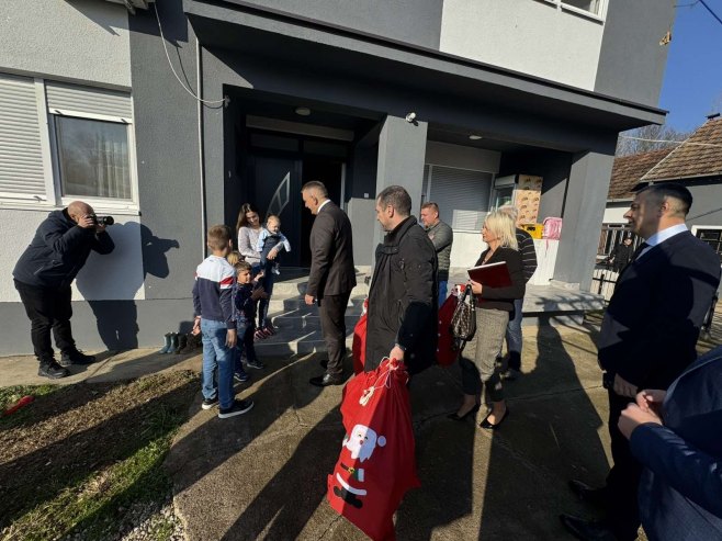 Минић посјетио домаћинство Војислава Пејића у Обудовцу (ФОТО)