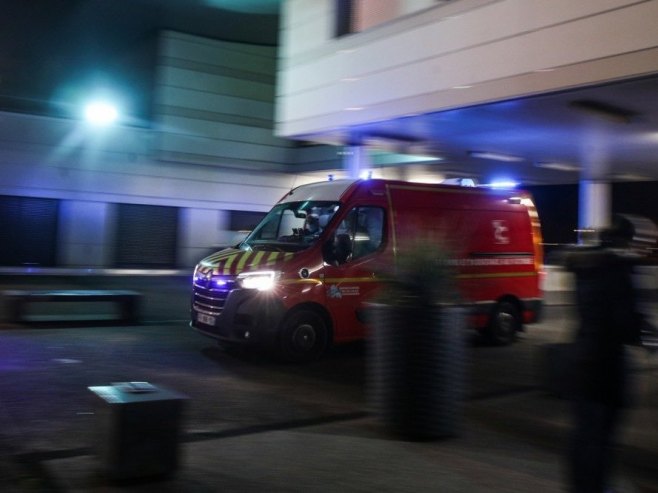 Незапамћен инцидент у Француској: Возачица аутомобилом улетјела у базен у којем су били пливачи (ВИДЕО)