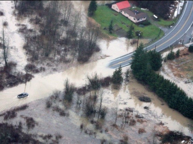 Због поплава неопходна евакуација 100.000 људи у држави Вашингтон (ВИДЕО)