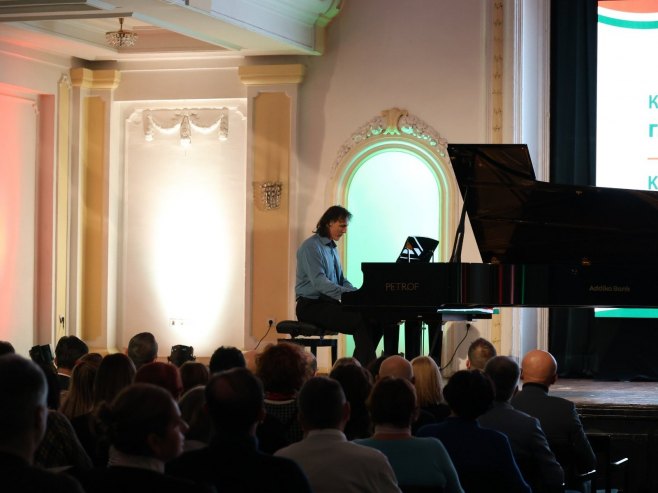 У Банском двору наступио мађарски пијаниста Ђерђ Оравец