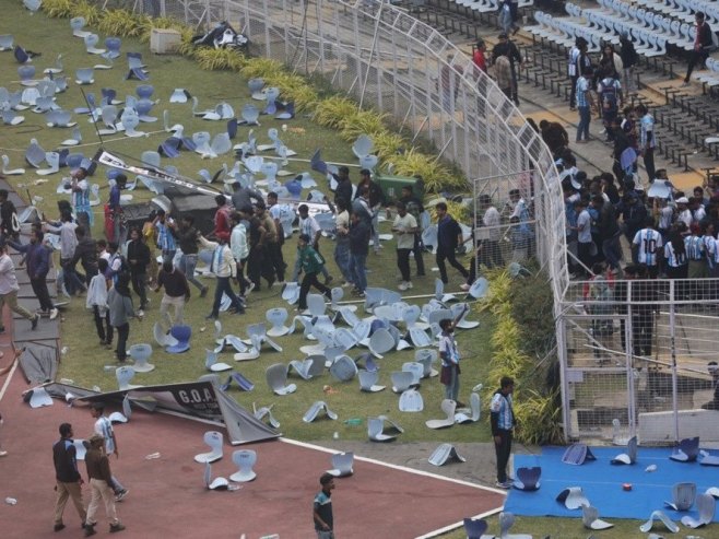 Нереди на Месијевој турнеји у Индији, навијачи бацали сједишта на терен (ВИДЕО)