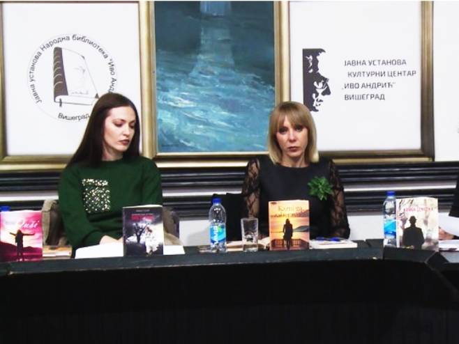 Вишеградској публици представиле се младе списатељице Мирјана Сушић и Јована Чебо (ВИДЕО) Вишеградској публици представиле се младе списатељице Мирјана Сушић и Јована Чебо (ВИДЕО)