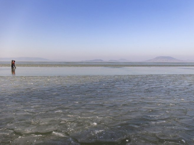 Надзорници на Скадарском језеру спасили три особе