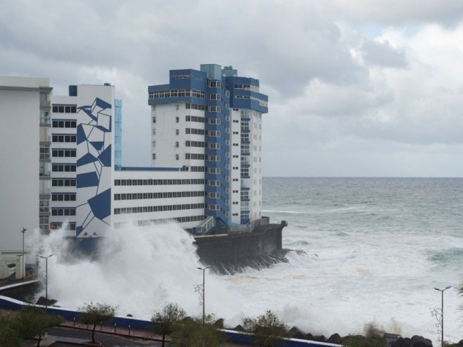 Олуја "Емилија" погодила Канарска острва (ВИДЕО)