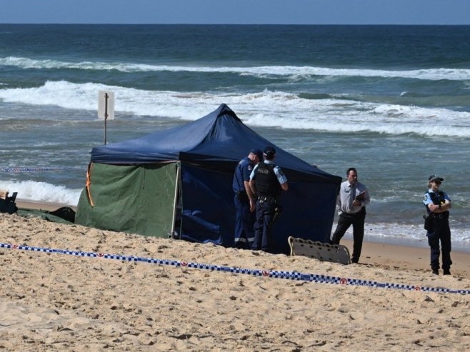 У пуцњави на прослави Хануке у Аустралији убијено десет особа и један нападач (ВИДЕО) У пуцњави на прослави Хануке у Аустралији убијено десет особа и један нападач (ВИДЕО)