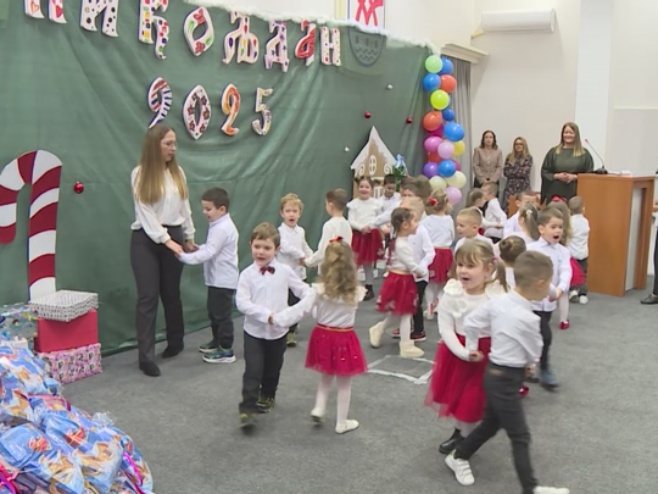 Малишани у Новом Граду са својим васпитачицама обиљежили Дан вртића (ВИДЕО) Малишани у Новом Граду са својим васпитачицама обиљежили Дан вртића (ВИДЕО)