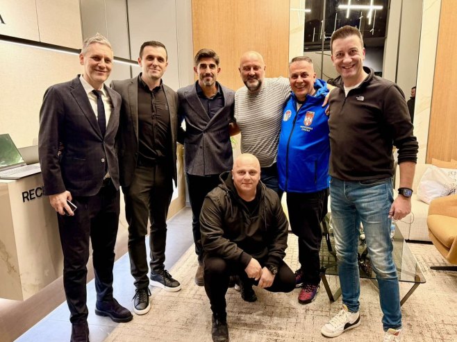 Вељко Пауновић са екипом са РТРС