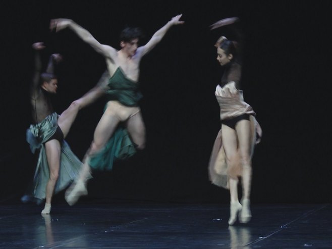 Балет Српског народног позоришта Нови Сад наступио у Бањалуци са представом "Добре вибрације"