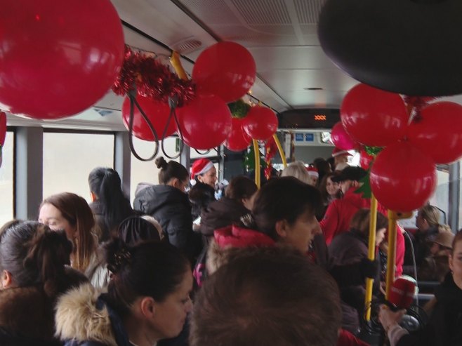 Свети Никола дијелио поклоне, Дјед Мраз возио аутобус (ФОТО)