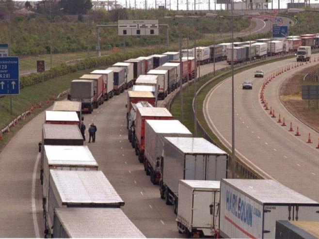 Пољопривредници у Француској од јутрос блокирали најмање пет ауто-путева Пољопривредници у Француској од јутрос блокирали најмање пет ауто-путева