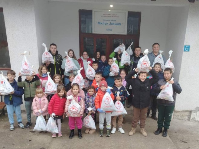 Пакетићи за малишане на КиМ - поклон њихових вршњака из Српске