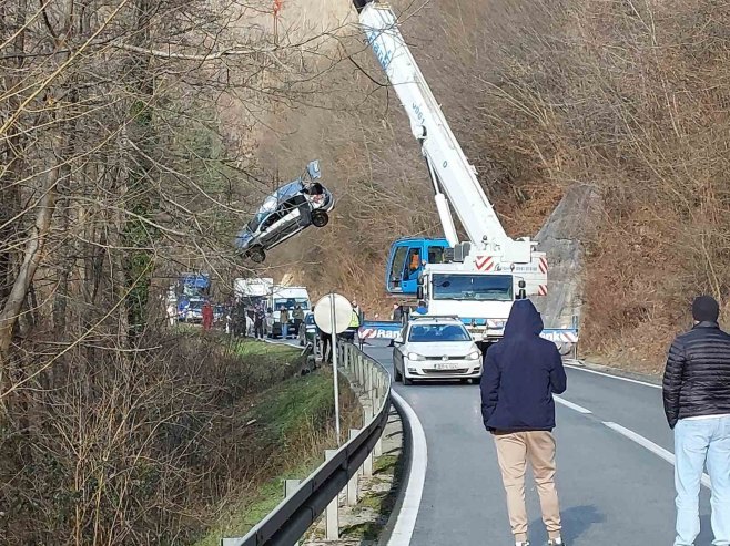 Саобраћајна незгода у Зеленковцу код Јајца, извучен аутомобил из ријеке (ФОТО)