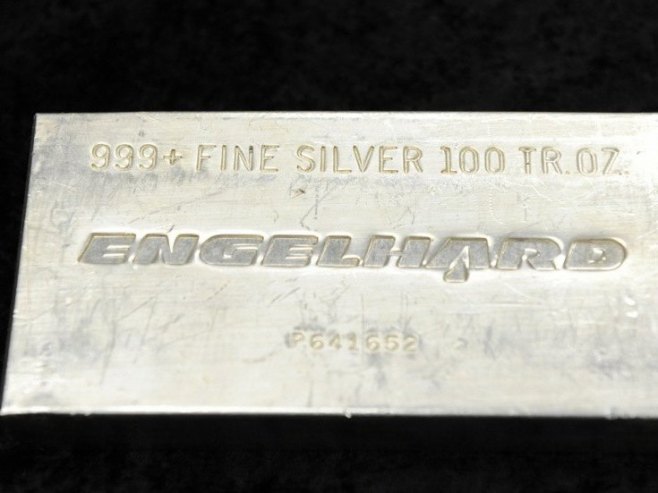 Цијена сребра прескочила рекордних 65 долара по унци