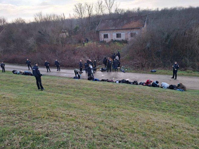 Откривена 43 мигранта код Градишке (ФОТО)