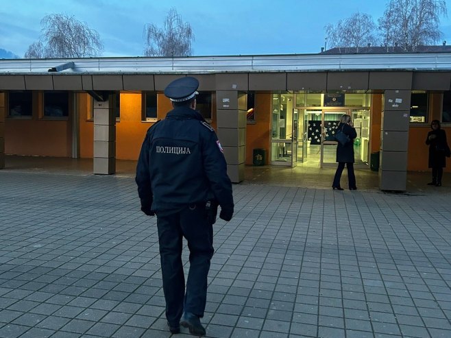 Policija ispred OŠ "Branko Radičević" 