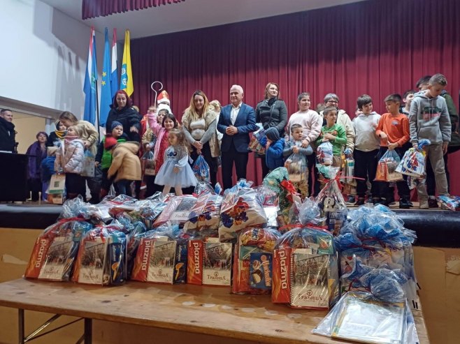 Никољдански пакетићи - Друштвени дом "Свен Ласта" у Суњи Никољдански пакетићи - Друштвени дом "Свен Ласта" у Суњи - Фото: Уступљена фотографија