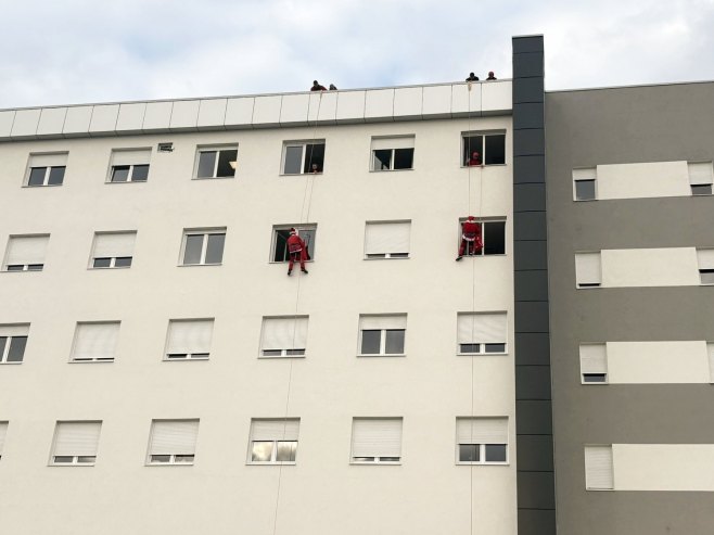 Дјед Мраз обрадовао дјецу у болници у Добоју (ВИДЕО)