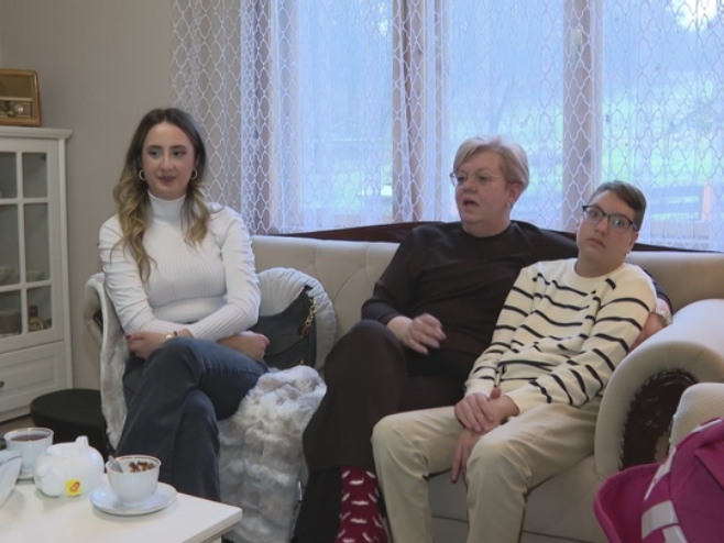 Дјечак Урош Живковић са мајком Дјечак Урош Живковић са мајком - Фото: РТРС