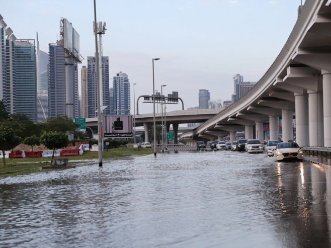 Улице Дубаија поплављене након пљуска
