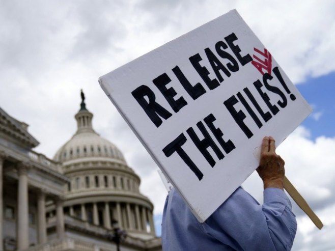 Објављене Епстинове фотографије, путне исправе и понуда о "продаји" дјевојке (ФОТО)