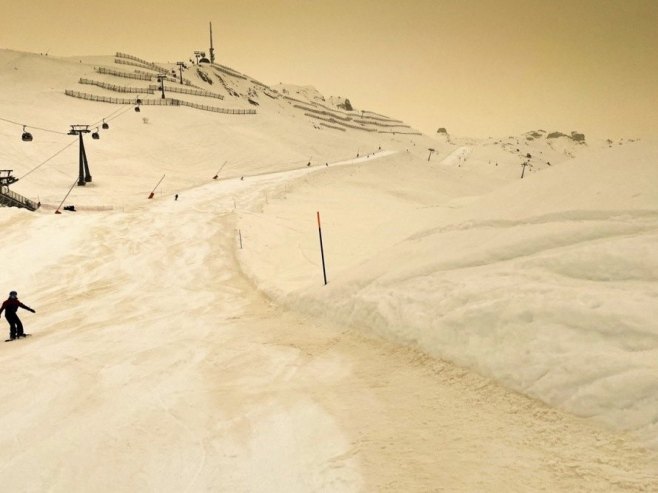 Снијег у Саудијској Арабији – зимске чаролије у пустињи (ФОТО/ВИДЕО)