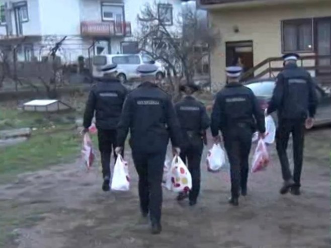 Умјесто службених задатака, полицајци из Градишке у другој мисији: Обрадовали оне којима је помоћ најпотребнија (ВИДЕО)