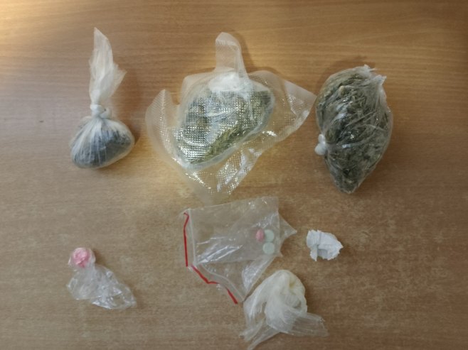 Градишка: У акцији "Фабиа" пронађена дрога, приведено више особа Градишка: У акцији "Фабиа" пронађена дрога, приведено више особа