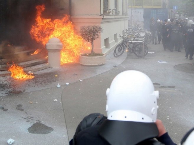 Протест испред канцеларије премијера Албаније - демонстранти траже оставку, сукобили се с полицијом (ВИДЕО)