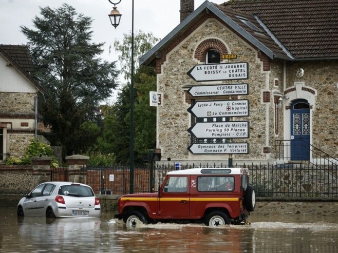 Јако невријеме на југу Француске, десетине евакуисаних у Монпељеу, затворени путеви (ВИДЕО)