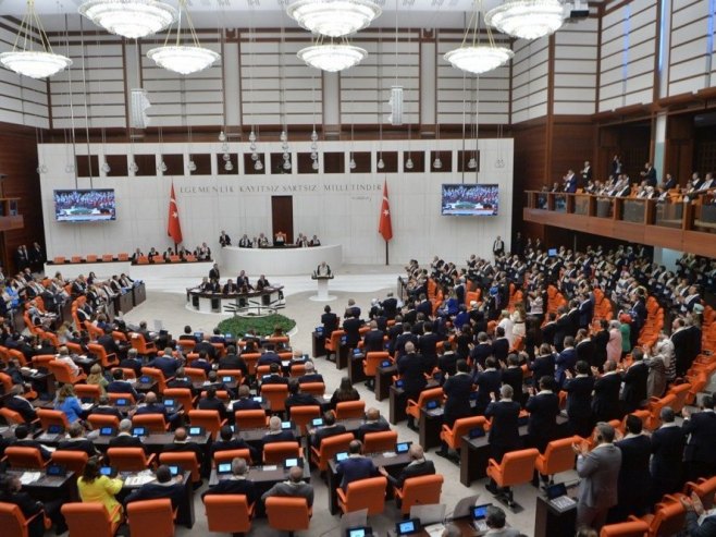 Масовна туча у турском парламенту (ВИДЕО)