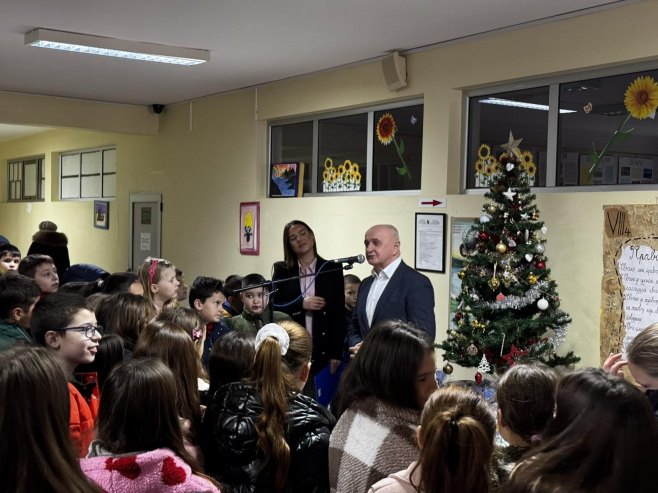 Ђокић подијелио ученицима 240 новогодишњих пакетића у Брчком