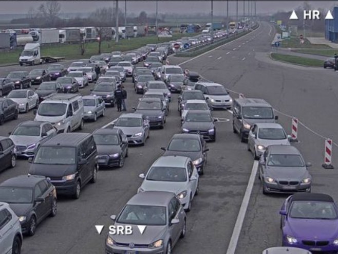 Испред Бајакова колона возила дуга шест километара