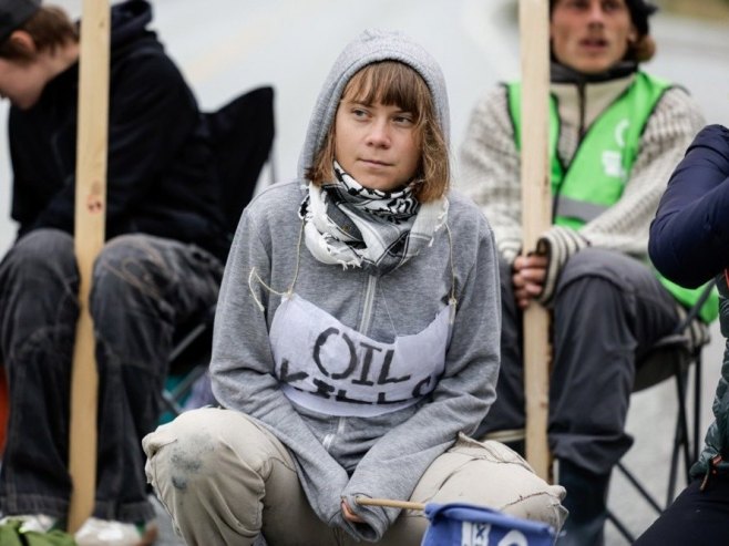 Грета Тунберг ухапшена у Лондону на протесту у знак подршке Палестинској акцији (ВИДЕО)