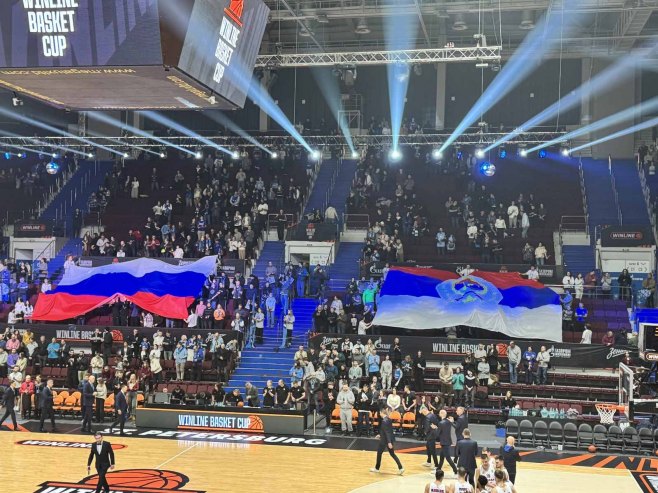 Заставе Српске и Русије на трибинама у Санкт Петербургу (ВИДЕО)